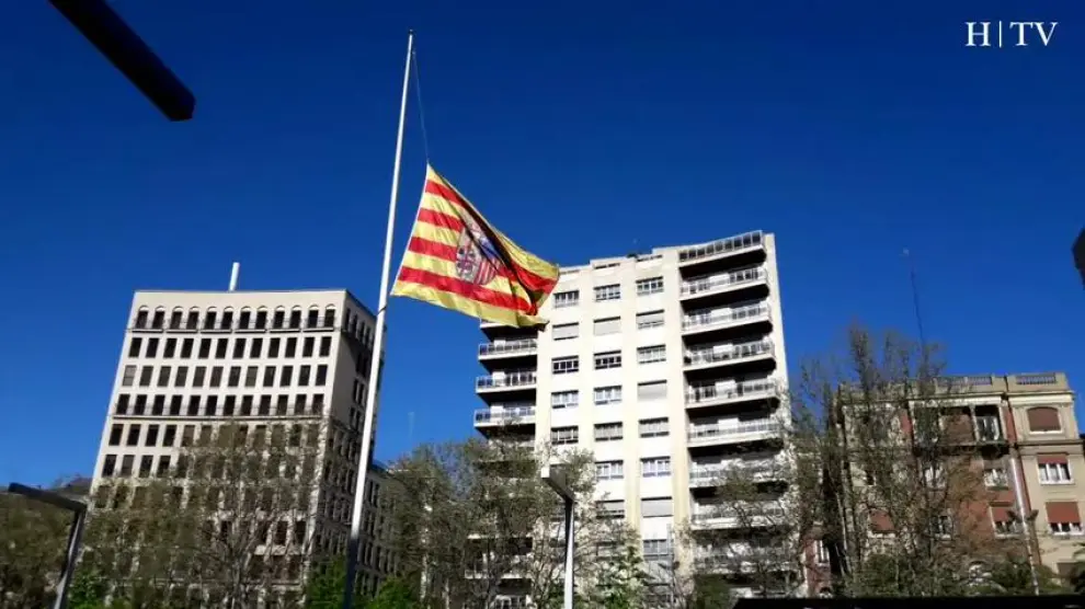Bandera a media asta en la plaza Aragón por las víctimas de Londres