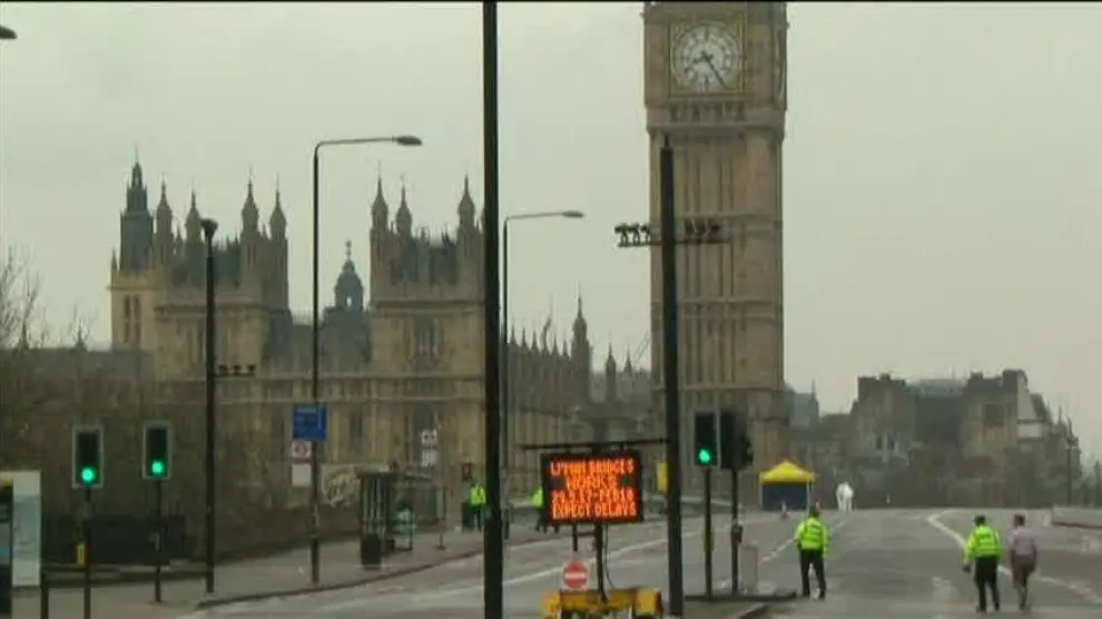 La policía continúa con la investigación en el puente de Westminster