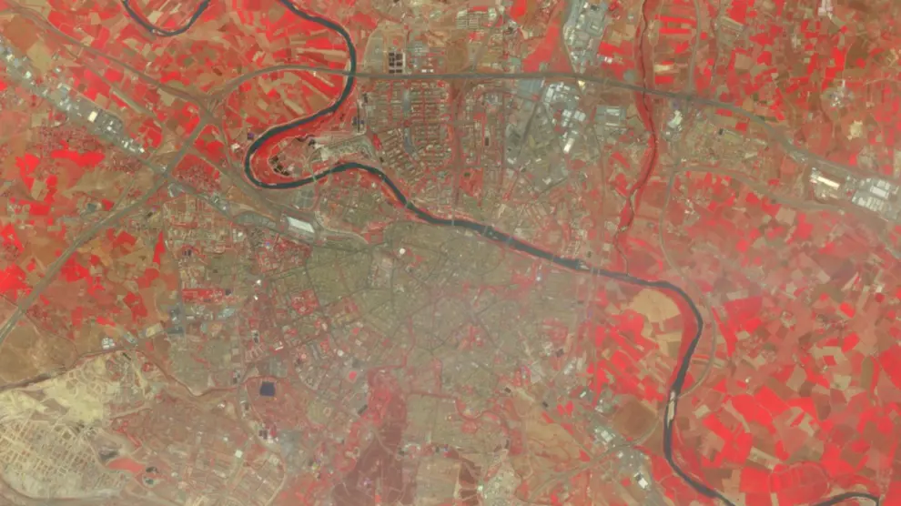 Zaragoza, vista por el satélite Sentinel-2A: el color rojo es vegetación; el verde oscuro, construcciones; el claro, terrenos desnudos; el gris, vías de comunicación; el blanco, cubiertas planas; y el negro, agua.