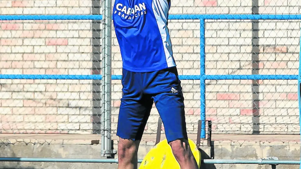 Álvaro Ratón, en un entrenamiento del Real Zaragoza.