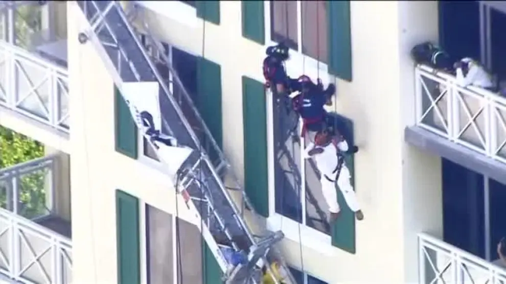 Rescatan a un trabajador que había quedado colgado de la fachada de un edificio