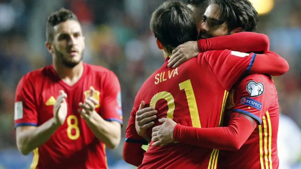 El centrocampista de la selección española de fútbol, Isco, es felicitado por Silva tras marcar el cuarto gol ante el Israel.