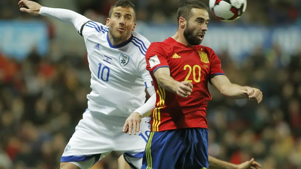 El defensa de la selección española de fútbol Carvajal cabecea el balón ante Hemed, del Israel.