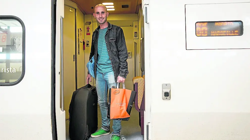 Un viajero se sube a un AVE en Zaragoza con destino a Marsella.