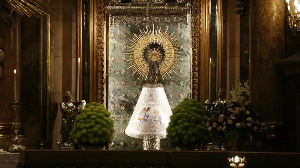 La Virgen del Pilar viste hoy el manto de HERALDO