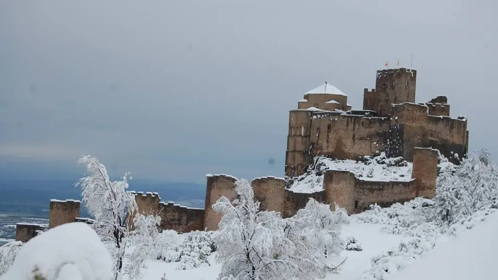 Vista del castillo de Loarre nevado, este sábado, 25 de marzo.