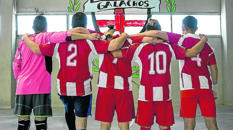 Cinco miembros del equipo posan ante su escudo durante el entrenamiento del pasado martes.