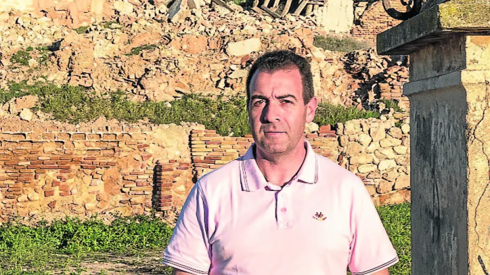 Carmelo Pérez, en las ruinas históricas del Pueblo Viejo.