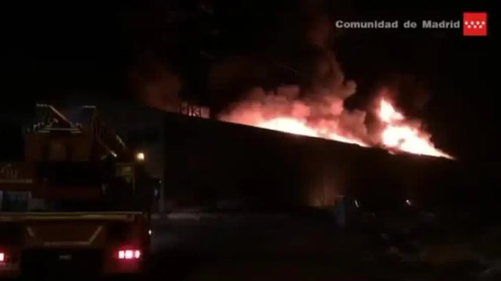 Espectacular incendio en una nave industrial