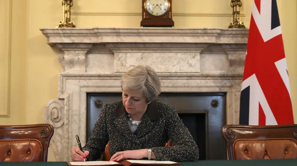 Theresa May en su despacho firmando la carta.