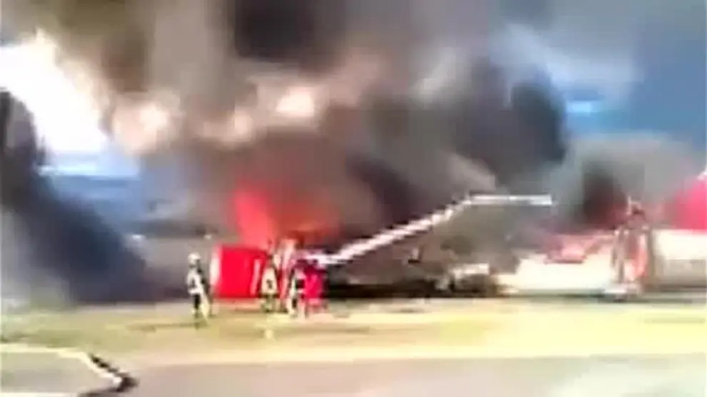 Una treintena de heridos en el incendio de un avión