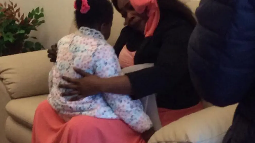 La pequeña Oumoh, que llegó sola a Lampedusa, abraza a su madre cinco meses después