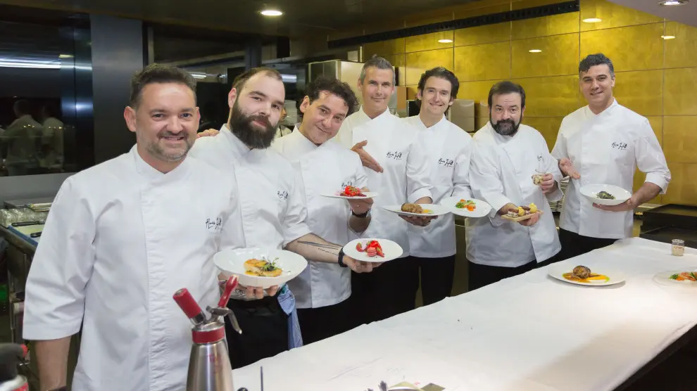 Los chefs Iván Acedo y Víctor Gallego, con los platos de la cena, junto a los integrantes de B Vocal.