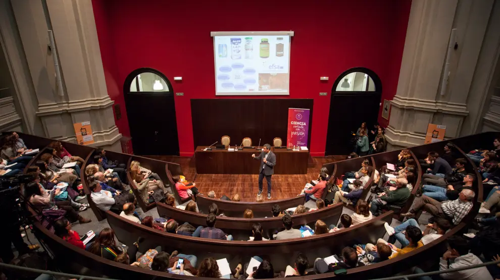 Las primeras sesiones de la Jornada de Divulgación de la Universidad de Zaragoza llenaron el aula magna hasta la bandera