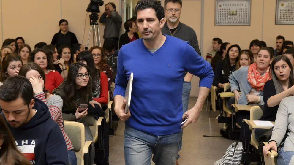 César Bona en el momento de entrar en el salón de actos de la Facultad de Ciencias Humanas y de la Educación de Huesca.