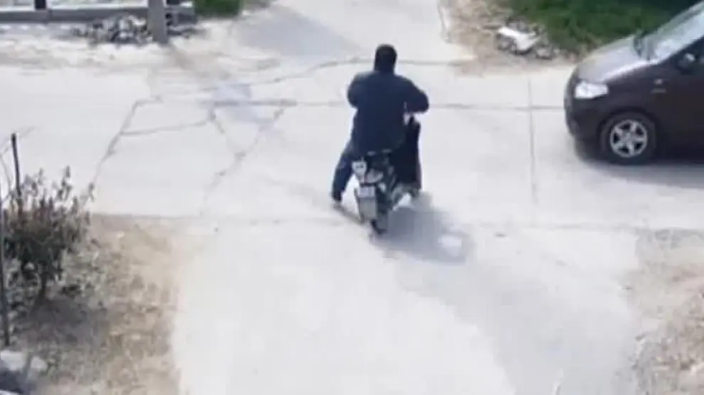 Un ciclista es arrollado dos veces por el mismo vehículo en China