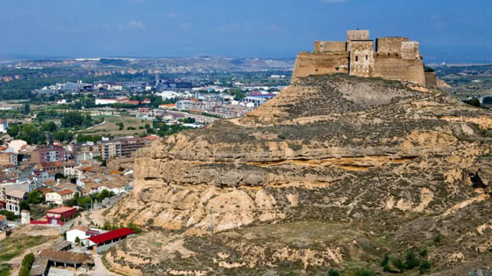El castillo medieval de Monzón ha sido utilizado como fortaleza desde sus orígenes hasta el siglo XX.