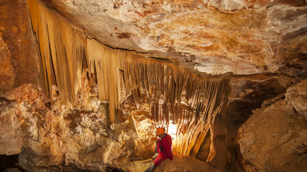 Espectaculares formaciones rocosas en el interior de la cueva El Recuenco, en Ejulve.