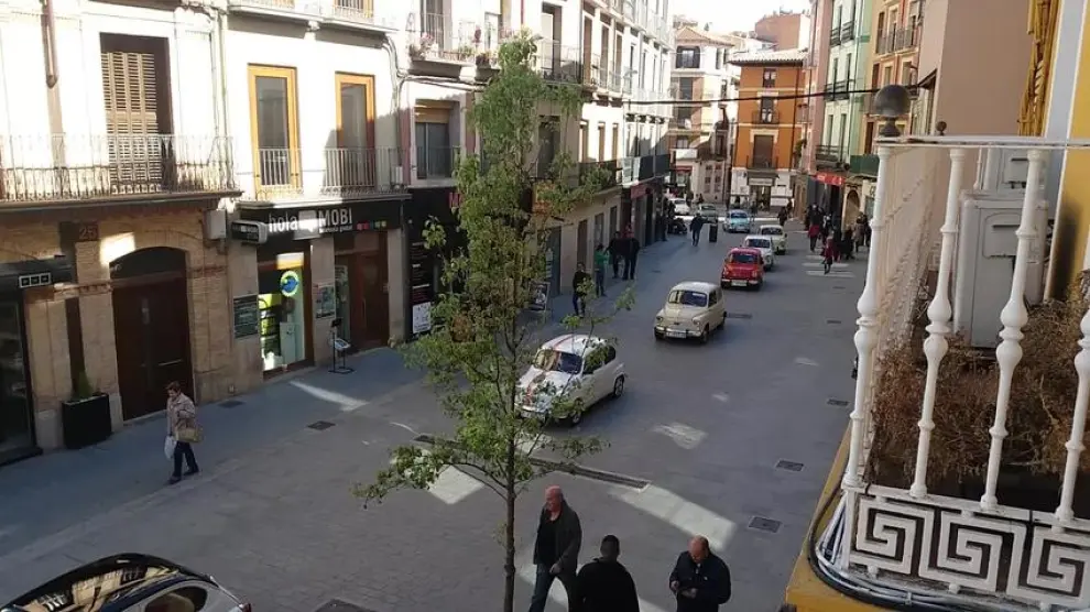 Una cabalgata de Seat 600 circula por el Coso peatonal de Huesca