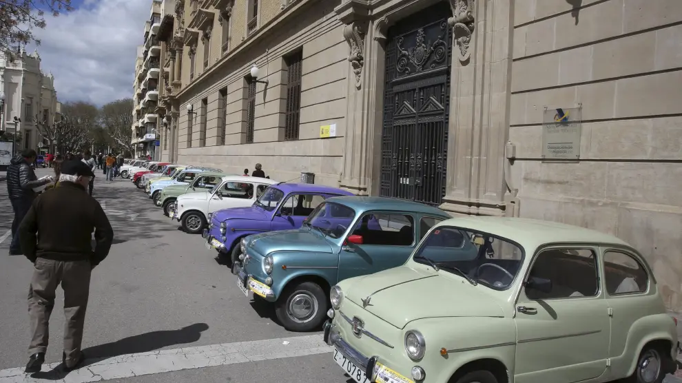 Exposición de los coches en las calles de Huesca.