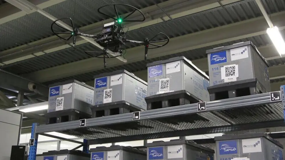 El dron que han creado sobrevolando un almacén y realizando el inventario.