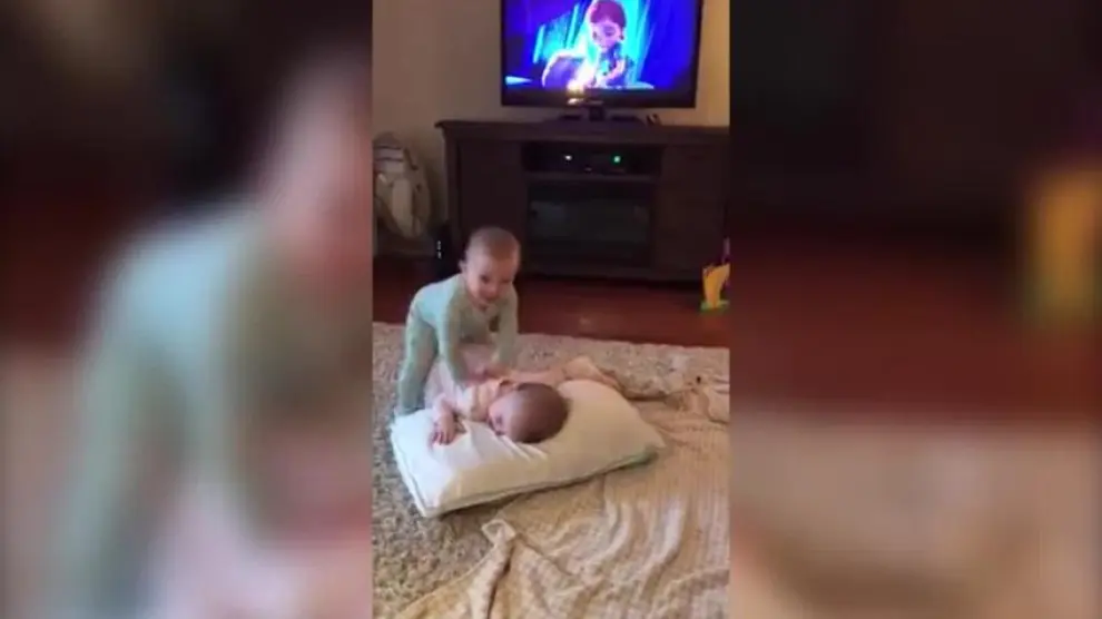 Dos bebés imitan a Frozen