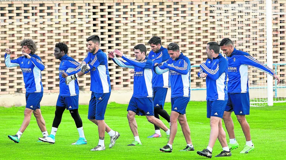 Varios jugadores de la primera plantilla del Real Zaragoza durante un entrenamiento reciente.