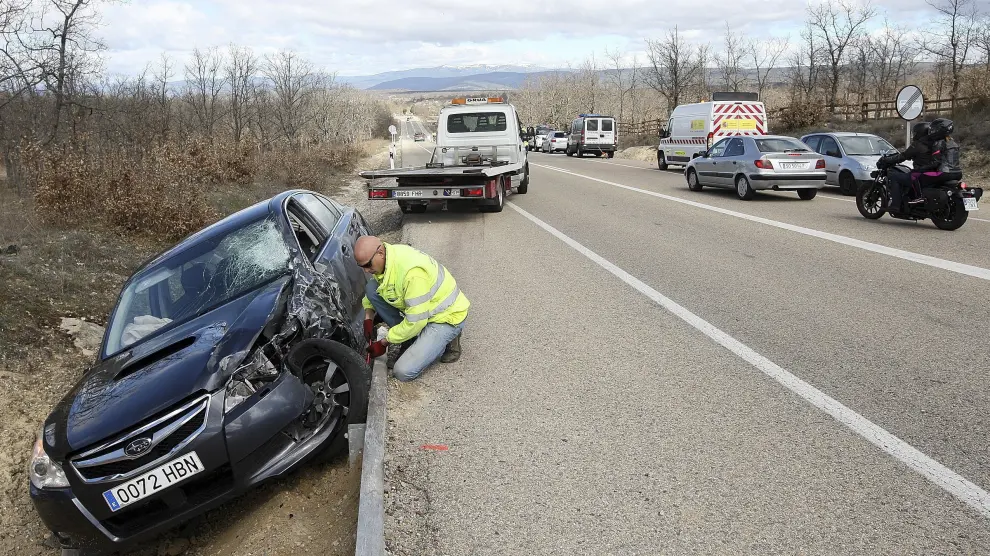 Vehículo implicado en el accidente en el que falleció el conductor de un ciclomotor el pasado sábado en la N-234 a la altura de Fuentetoba, a ocho kilómetros de Soria.