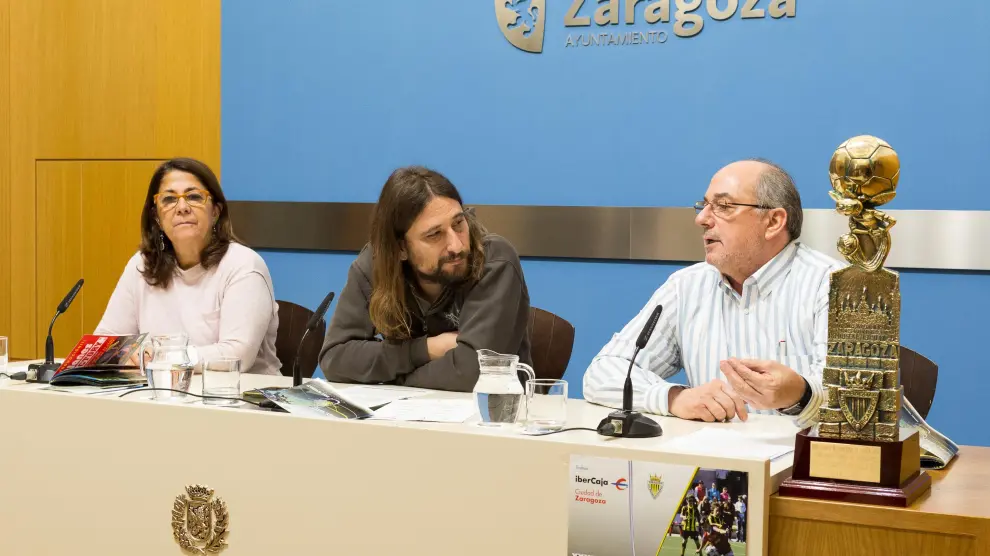 Pablo Híjar, en el centro, durante la presentación del torneo del Balsas Picarral.