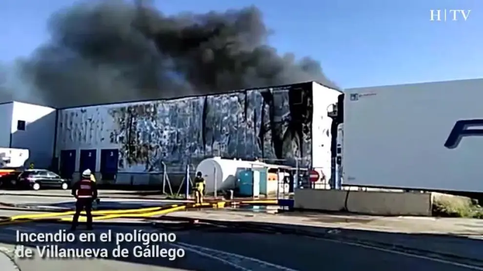 Arde una nave de la empresa Frío Aragón en Villanueva de Gállego