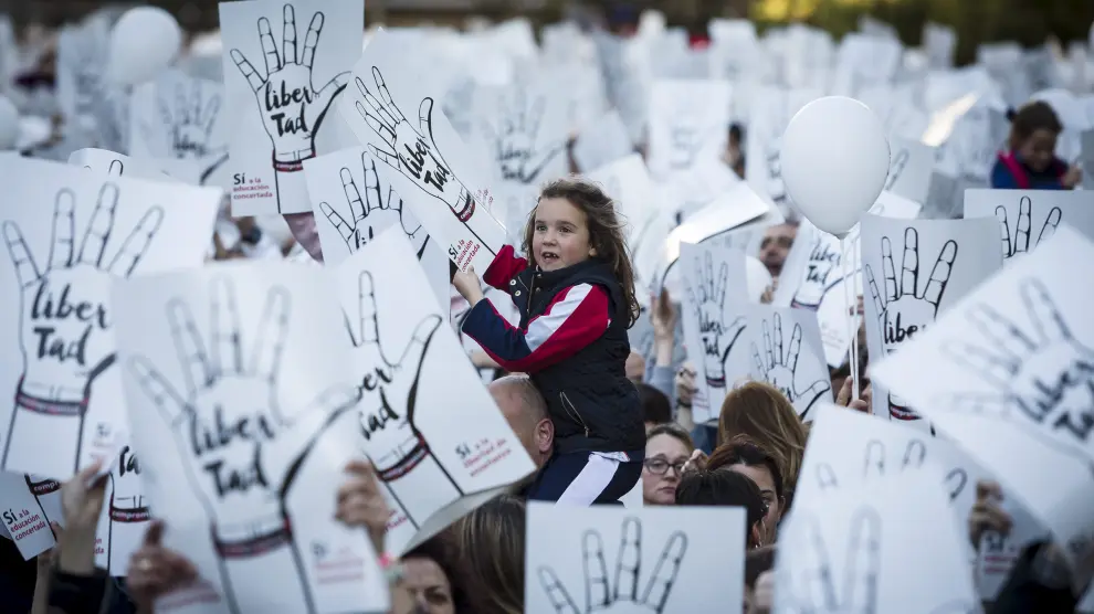 Una niña levanta el cartel reivindicativo entre la multitud que se congregó en la protesta.