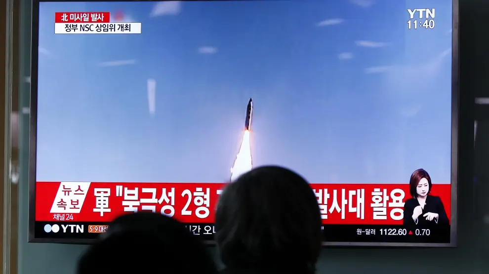 Surcoreanos observan en la televisión el nuevo lanzamiento de Corea del Norte.