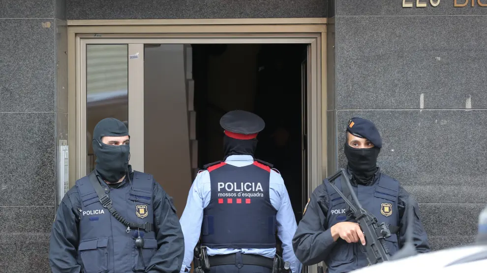 Los Mossos custodian la entrada de la vivienda donde ha sido detenida.