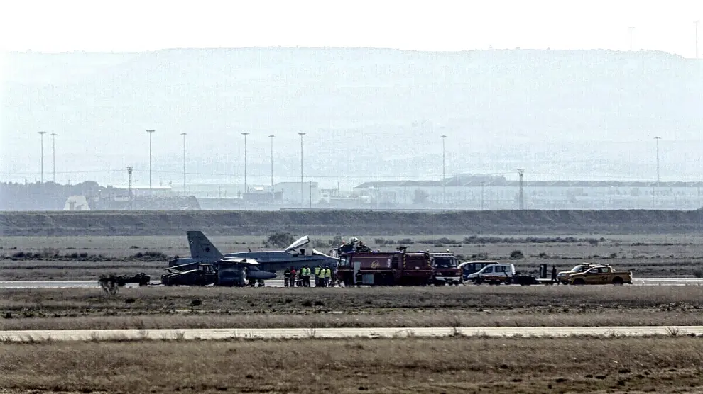 Un F-18 pincha en la pista de aterrizaje del Aeropuerto de Zaragoza y obliga a desviar un avión