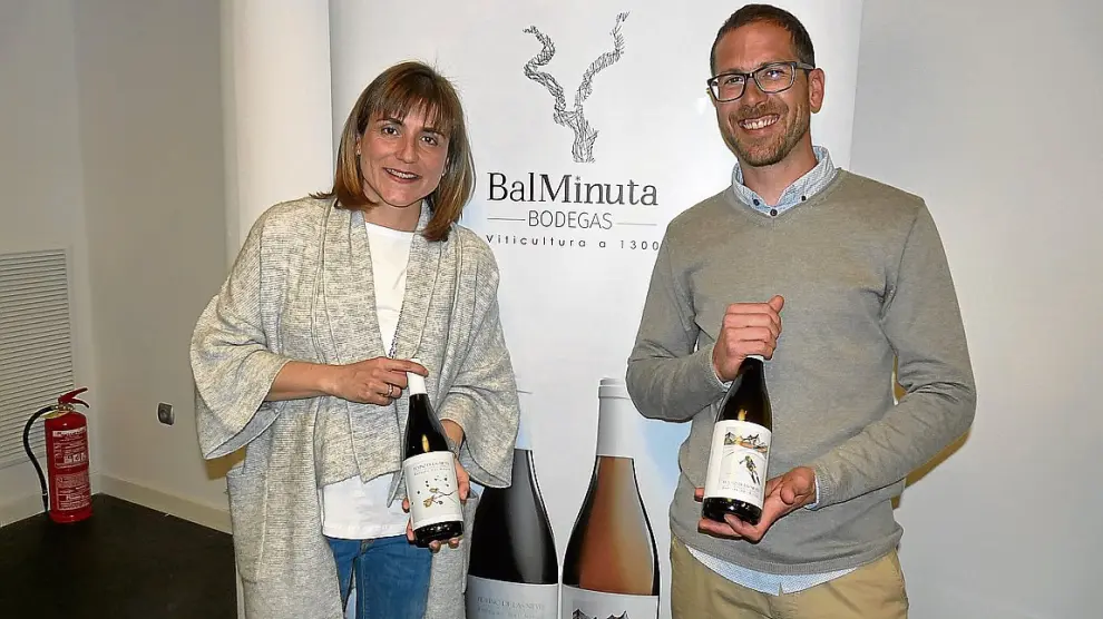Los enólogos Pilar Gracia y Ernest Guasch, con el vino de las Nieves.