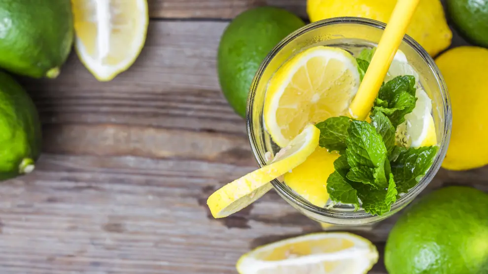 Un vaso de agua con limón en ayunas es una fuente de salud.