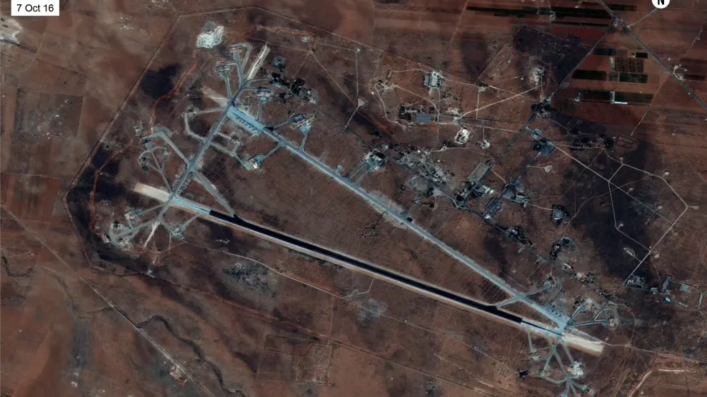 Imagen de la base siria bombardeada por Estados Unidos.
