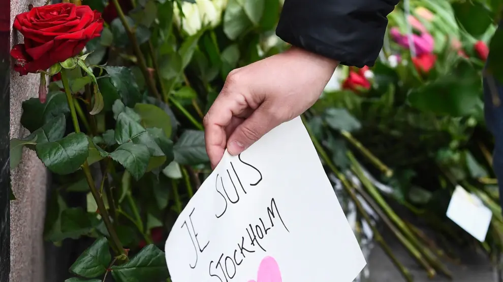 Estocolmo, sacudida por el atentado, honra con flores y velas a las víctimas