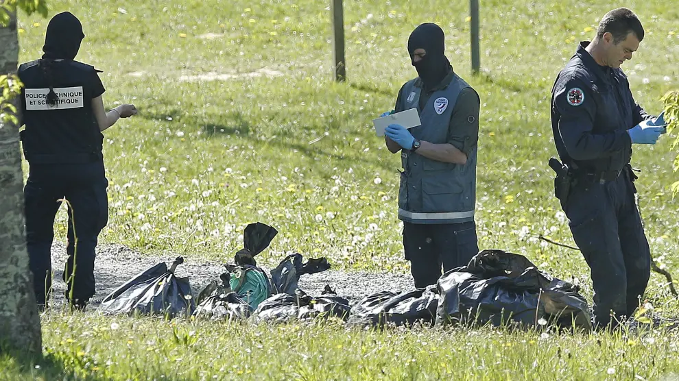 La policía francesa inspecciona un zulo de ETA, en imagen de archivo