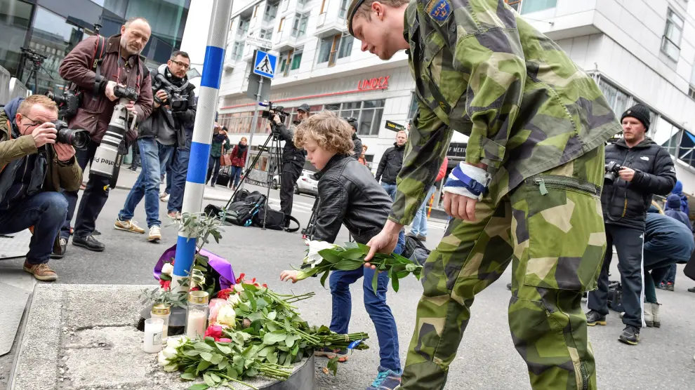 Estocolmo, sacudida por el atentado, honra con flores y velas a las víctimas