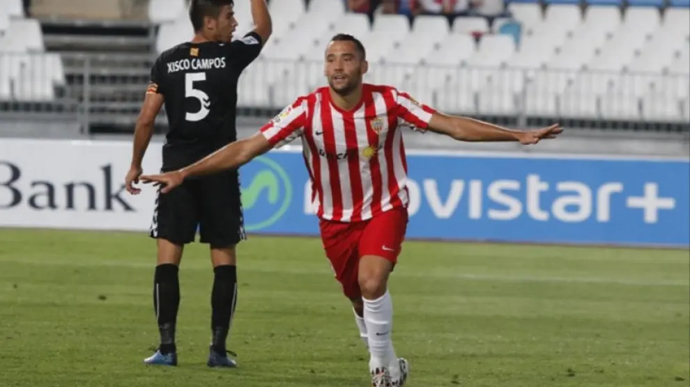 Quique González celebra un gol anotado por el Almería frente al Mallorca.