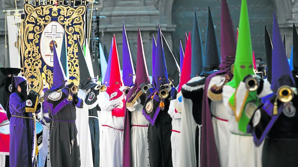Las cornetas de las distintas cofradías y hermandades, a su salida de la iglesia de Santa Isabel de Portugal.