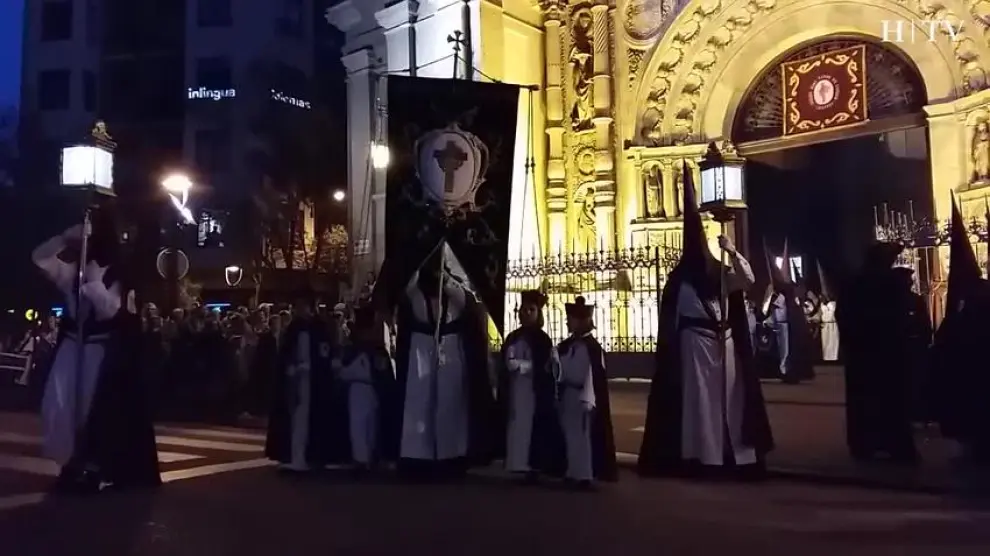 Cientos de cofrades procesionan en las Tres Caídas
