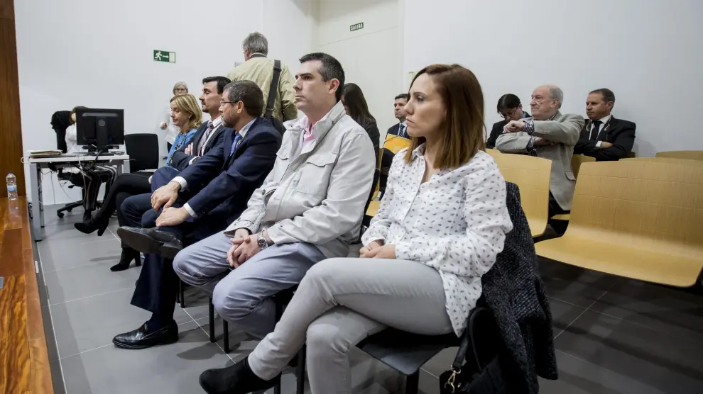 El gerente de Ambuibérica, Carlos Magdaleno, sentado en el centro, junto al resto de acusados.
