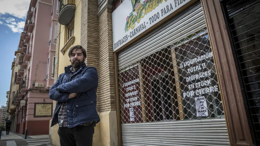 Roberto Dionis, propietario del negocio, posa delante de El Cotillón después de cerrarlo.