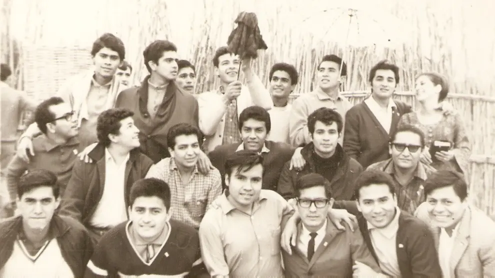 Grupo de estudiantes peruanos