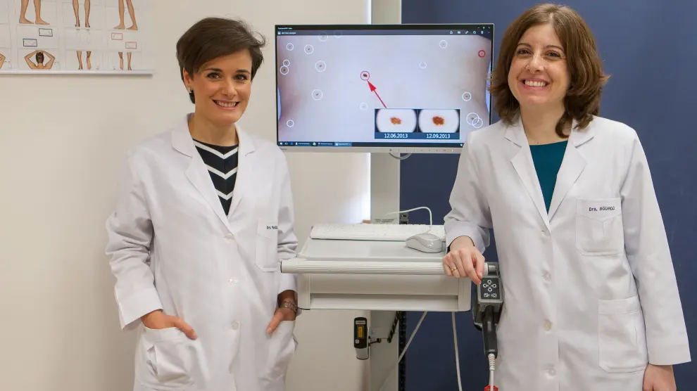 Las doctoras Irene Palacios y Leyre Aguado, especialistas de Dermatología de la Clínica Universidad de Navarra junto al novedoso dispositivo.