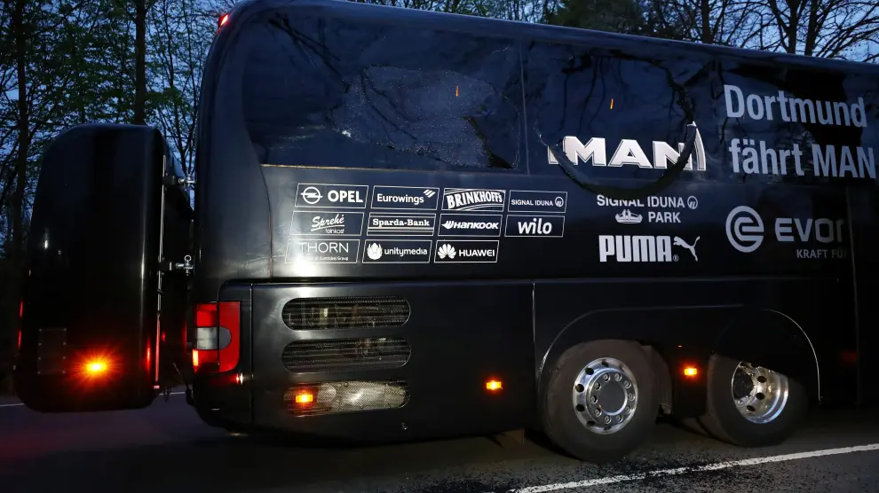 Un policía ha resultado herido en un ataque contra el autobús del Borussia Dortmund.
