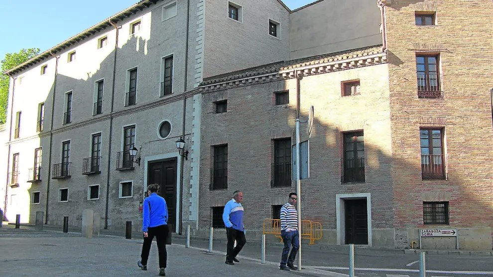 Fachada, ya rehabilitada, del palacio de Eguarás de Tarazona, situado junto a la catedral.