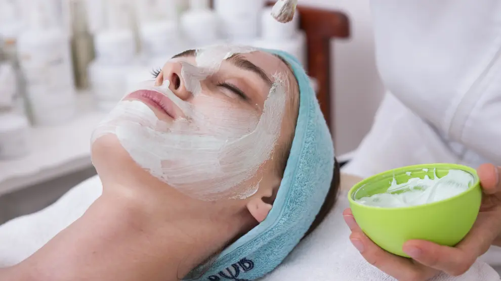 Es fundamental una rutina de limpieza e hidratación diaria si se sufre de piel sensible en el rostro.